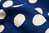 Grandes topos blancos y azul fuerte - Doble gasa de algodón de Kokka - 6m